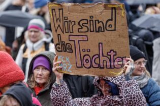 Bild für 50 امرأة يطالبن ميرتس بتعزيز أمن النساء وسط جدل «Stadtbild».