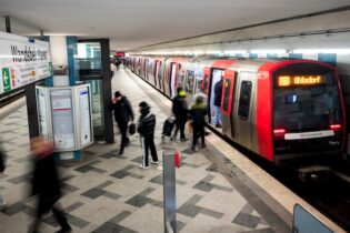 Bild für دختر ۱۸ ساله ایرانی در ایستگاه قطار هامبورگ به قتل رسید