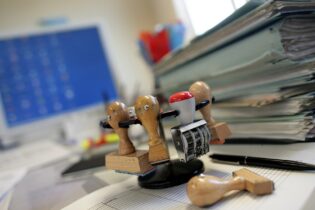 Bild für نژادپرستی سیستماتیک در اداره‌ها و نهادهای دولتی آلمان