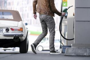 Bild für خطط الحكومة الألمانية لكبح جماح ارتفاع أسعار الوقود