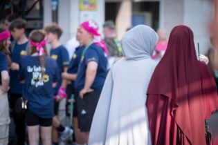 Bild für قرابة 9 ملايين شخص في ألمانيا يعانون التمييز والنساء المحجبات الأكثر تأثراً