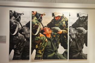 Bild für كيف يمكن لصورة واحدة أن تروي قصتين؟ جولة في معرض الأخبار