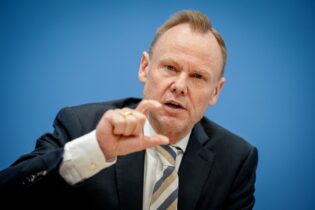 Bild für آندي غروت يريد معاقبة مستهلكي المواد الإباحية المفبركة 